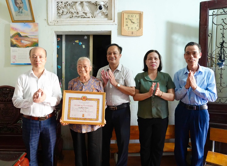 ĐẢNG ỦY XÃ THANH OAI TRAO HUY HIỆU ĐẢNG TẠI NHÀ CHO CÁC ĐẢNG VIÊN CAO TUỔI ĐẢNG ĐỢT 19/5- Ảnh 6.