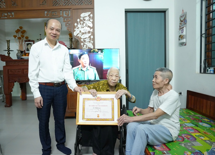 ĐẢNG ỦY XÃ THANH OAI TRAO HUY HIỆU ĐẢNG TẠI NHÀ CHO CÁC ĐẢNG VIÊN CAO TUỔI ĐẢNG ĐỢT 19/5- Ảnh 7.