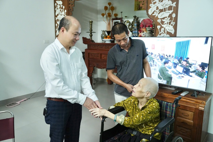 ĐẢNG ỦY XÃ THANH OAI TRAO HUY HIỆU ĐẢNG TẠI NHÀ CHO CÁC ĐẢNG VIÊN CAO TUỔI ĐẢNG ĐỢT 19/5- Ảnh 10.