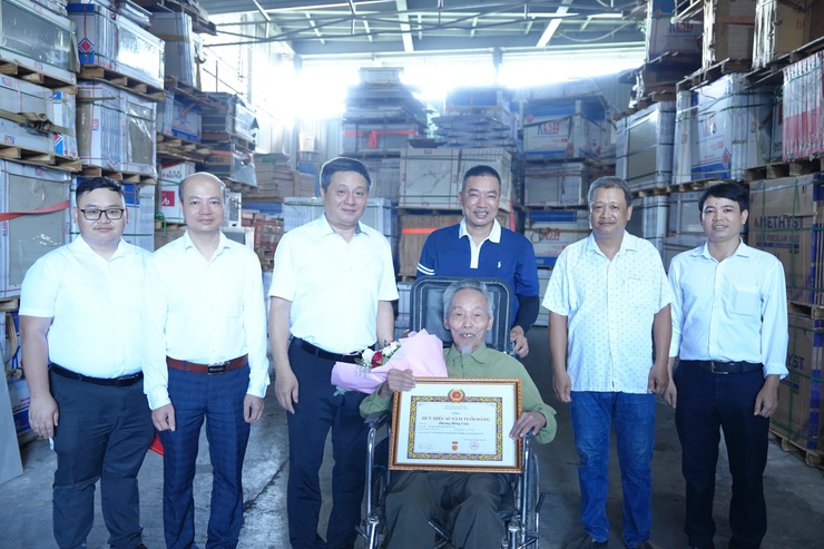ĐẢNG ỦY XÃ THANH OAI TRAO HUY HIỆU ĐẢNG TẠI NHÀ CHO CÁC ĐẢNG VIÊN CAO TUỔI ĐẢNG ĐỢT 19/5- Ảnh 3.