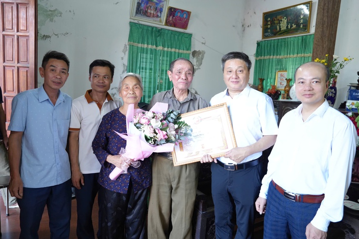 ĐẢNG ỦY XÃ THANH OAI TRAO HUY HIỆU ĐẢNG TẠI NHÀ CHO CÁC ĐẢNG VIÊN CAO TUỔI ĐẢNG ĐỢT 19/5- Ảnh 4.