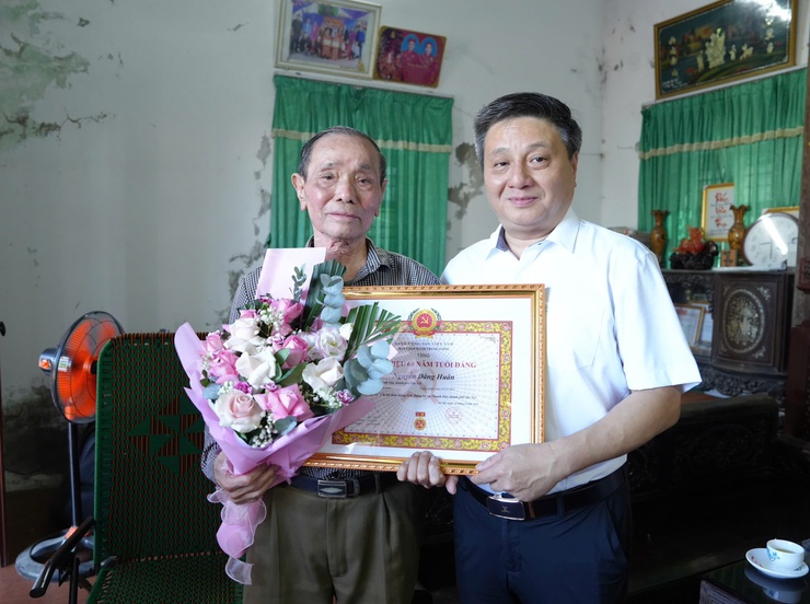 ĐẢNG ỦY XÃ THANH OAI TRAO HUY HIỆU ĐẢNG TẠI NHÀ CHO CÁC ĐẢNG VIÊN CAO TUỔI ĐẢNG ĐỢT 19/5- Ảnh 11.