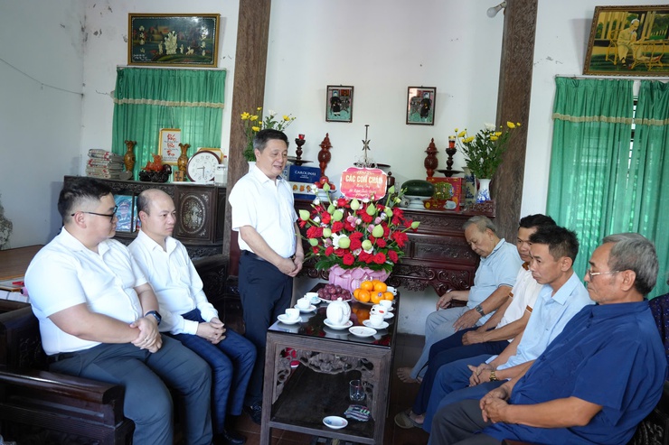 ĐẢNG ỦY XÃ THANH OAI TRAO HUY HIỆU ĐẢNG TẠI NHÀ CHO CÁC ĐẢNG VIÊN CAO TUỔI ĐẢNG ĐỢT 19/5- Ảnh 1.