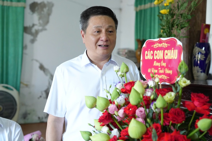 ĐẢNG ỦY XÃ THANH OAI TRAO HUY HIỆU ĐẢNG TẠI NHÀ CHO CÁC ĐẢNG VIÊN CAO TUỔI ĐẢNG ĐỢT 19/5- Ảnh 2.