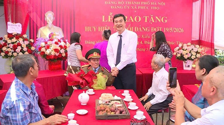 BAN THƯỜNG VỤ ĐẢNG UỶ XÃ PHÚC THỌ TRAO TẶNG HUY HIỆU 75 NĂM TUỔI ĐẢNG SỚM ĐỢT 19/5 TẠI NHÀ CHO ĐẢNG VIÊN- Ảnh 1.