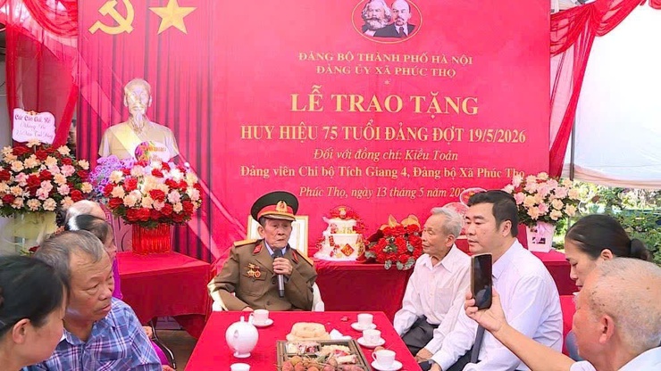 BAN THƯỜNG VỤ ĐẢNG UỶ XÃ PHÚC THỌ TRAO TẶNG HUY HIỆU 75 NĂM TUỔI ĐẢNG SỚM ĐỢT 19/5 TẠI NHÀ CHO ĐẢNG VIÊN- Ảnh 2.