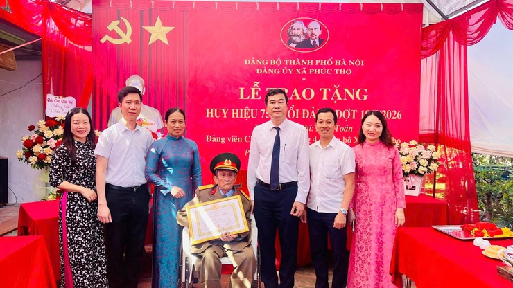 BAN THƯỜNG VỤ ĐẢNG UỶ XÃ PHÚC THỌ TRAO TẶNG HUY HIỆU 75 NĂM TUỔI ĐẢNG SỚM ĐỢT 19/5 TẠI NHÀ CHO ĐẢNG VIÊN- Ảnh 5.