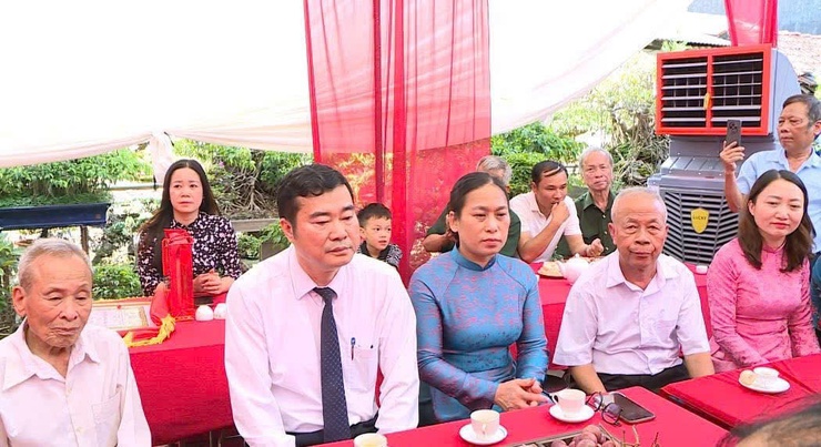 BAN THƯỜNG VỤ ĐẢNG UỶ XÃ PHÚC THỌ TRAO TẶNG HUY HIỆU 75 NĂM TUỔI ĐẢNG SỚM ĐỢT 19/5 TẠI NHÀ CHO ĐẢNG VIÊN- Ảnh 3.