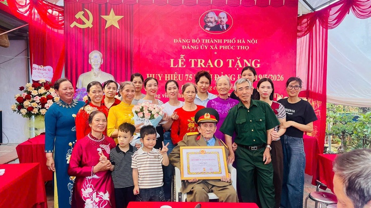 BAN THƯỜNG VỤ ĐẢNG UỶ XÃ PHÚC THỌ TRAO TẶNG HUY HIỆU 75 NĂM TUỔI ĐẢNG SỚM ĐỢT 19/5 TẠI NHÀ CHO ĐẢNG VIÊN- Ảnh 6.