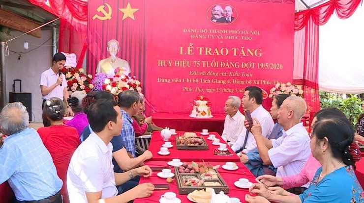 BAN THƯỜNG VỤ ĐẢNG UỶ XÃ PHÚC THỌ TRAO TẶNG HUY HIỆU 75 NĂM TUỔI ĐẢNG SỚM ĐỢT 19/5 TẠI NHÀ CHO ĐẢNG VIÊN- Ảnh 4.