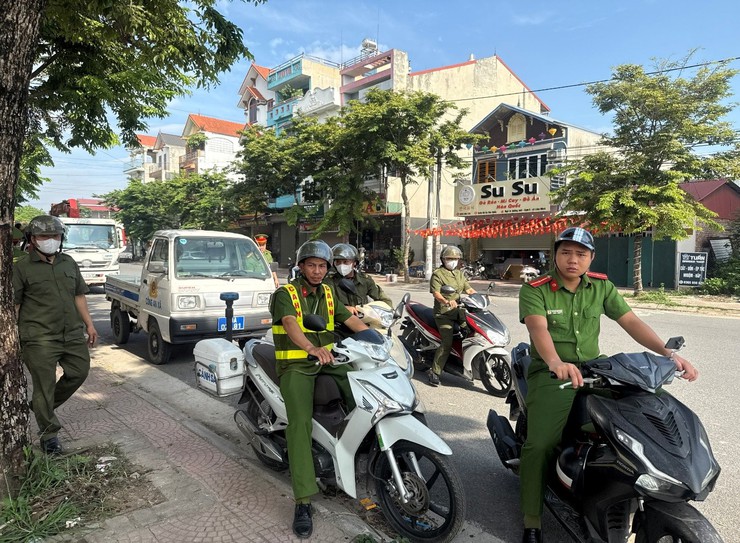 BAN CHỈ ĐẠO 332 XÃ LIÊN MINH TIẾP TỤC GIẢI QUYẾT ĐIỂM NGHẼN VỀ “TRẬT TỰ ĐÔ THỊ”, XÂY DỰNG XÃ ĐẢM BẢO KỶ CƯƠNG, VĂN MINH ĐÔ THỊ
- Ảnh 1.