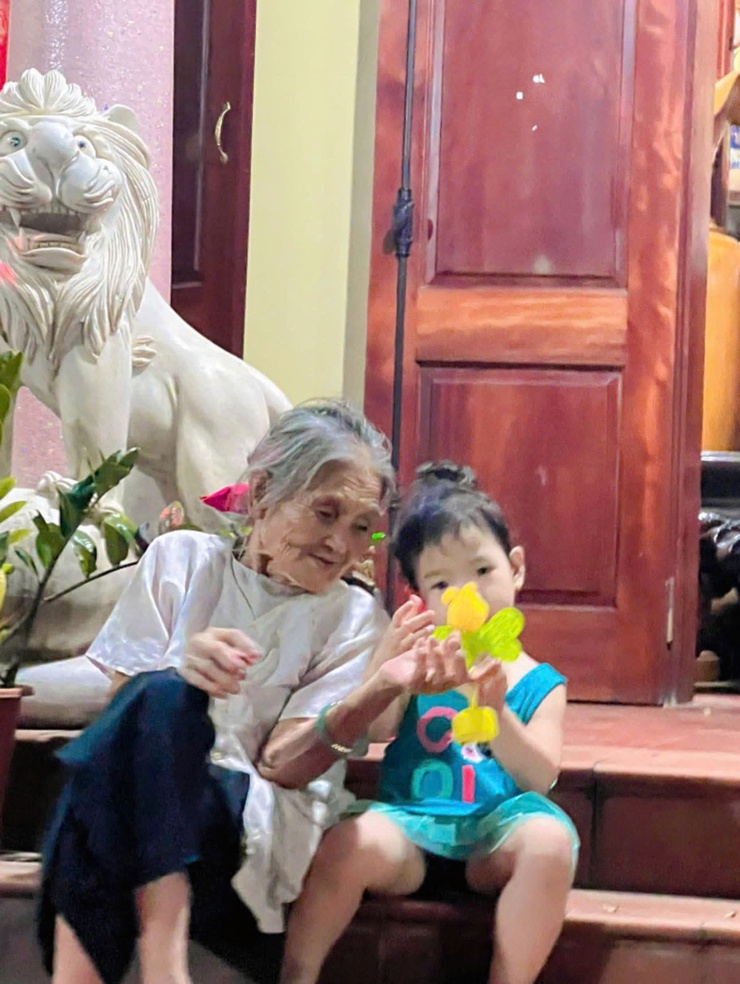 Cụ bà 82 tuổi âm thầm “dệt” sắc hoa trên đường quê- Ảnh 4.