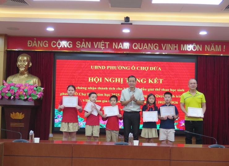 88 vận động viên được trao chứng nhận thành tích thi đấu giải thể thao học sinh phường Ô Chợ Dừa năm học 2025- 2026- Ảnh 2.