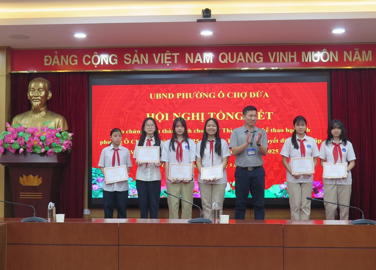 88 vận động viên được trao chứng nhận thành tích thi đấu giải thể thao học sinh phường Ô Chợ Dừa năm học 2025- 2026- Ảnh 8.