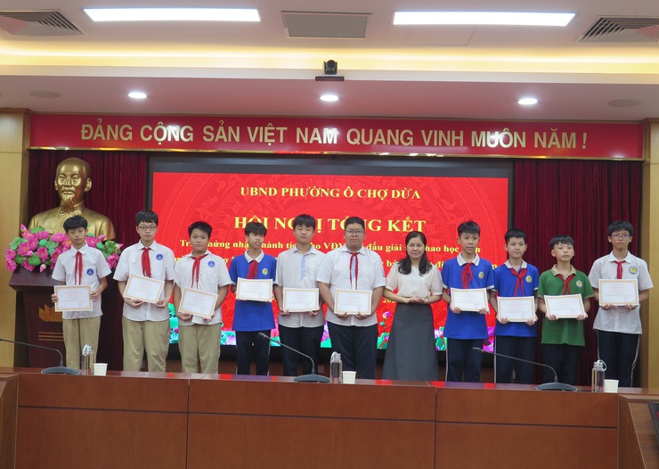 88 vận động viên được trao chứng nhận thành tích thi đấu giải thể thao học sinh phường Ô Chợ Dừa năm học 2025- 2026- Ảnh 7.