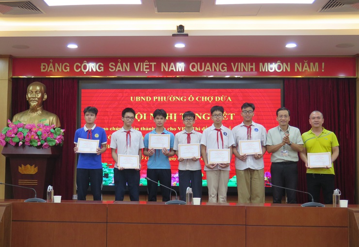 88 vận động viên được trao chứng nhận thành tích thi đấu giải thể thao học sinh phường Ô Chợ Dừa năm học 2025- 2026- Ảnh 6.