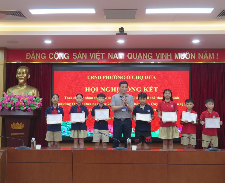 88 vận động viên được trao chứng nhận thành tích thi đấu giải thể thao học sinh phường Ô Chợ Dừa năm học 2025- 2026- Ảnh 4.