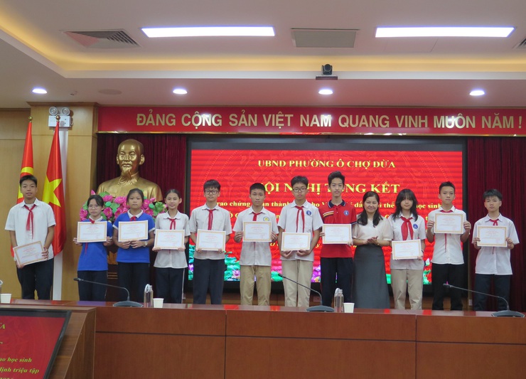 88 vận động viên được trao chứng nhận thành tích thi đấu giải thể thao học sinh phường Ô Chợ Dừa năm học 2025- 2026- Ảnh 5.