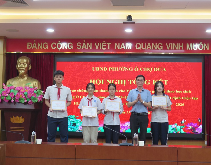 88 vận động viên được trao chứng nhận thành tích thi đấu giải thể thao học sinh phường Ô Chợ Dừa năm học 2025- 2026- Ảnh 9.
