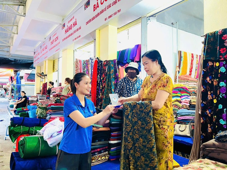 TUỔI TRẺ XÃ YÊN LÃNG ĐẨY MẠNH CHUYỂN ĐỔI SỐ VỚI MÔ HÌNH “ CHỢ 4.0 - THANH TOÁN KHÔNG DÙNG TIỀN MẶT”- Ảnh 3.