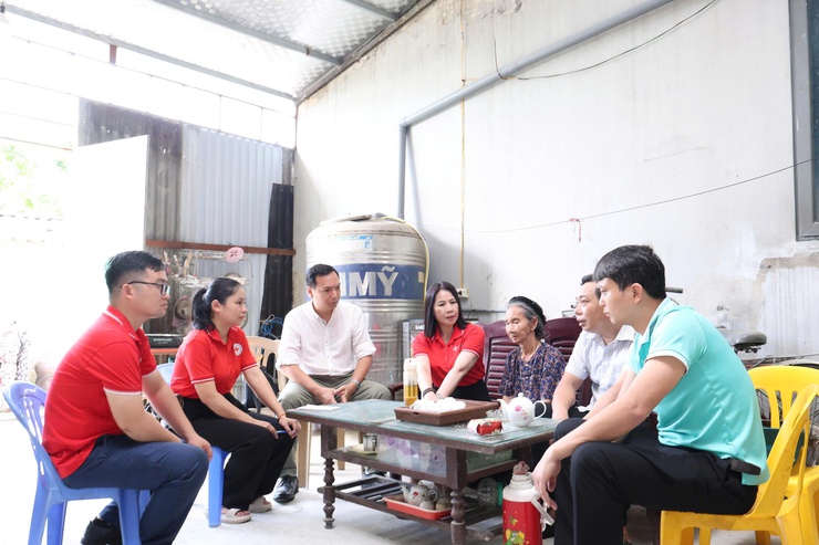 HỘI CTĐ XÃ VÂN ĐÌNH PHỐI HỢP TRAO HỖ TRỢ THIẾT BỊ, ĐỒ DÙNG SINH HOẠT CHO NGƯỜI GIÀ NEO ĐƠN CÓ HOÀN CẢNH ĐẶC BIỆT KHÓ KHĂN- Ảnh 1.