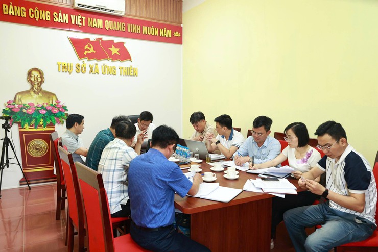 UBND xã Ứng Thiên họp kiểm đếm công tác giải phóng mặt bằng các dự án giao thông trọng điểm- Ảnh 2.