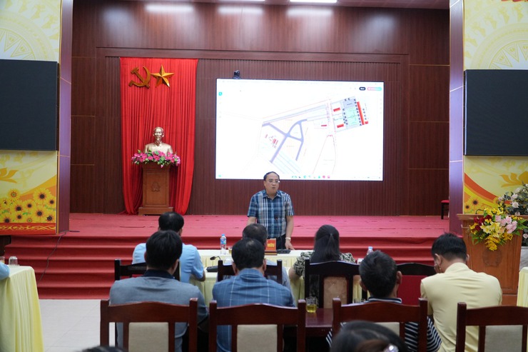 Hội nghị làm việc về một số nội dung liên quan đến dự án: xây dựng HTKT khu đấu giá QSD đất ở khu đồng dộc thôn Chính Vân- Ảnh 1.