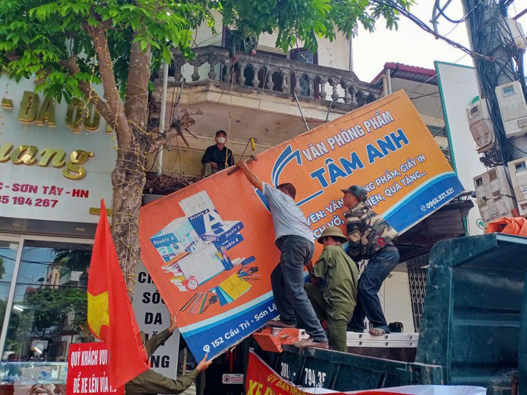 NGÀY 14/5: SƠN TÂY TIẾP TỤC ĐỒNG LOẠT RA QUÂN, QUYẾT LIỆT XỬ LÝ VI PHẠM TRẬT TỰ ĐÔ THỊ, VỆ SINH MÔI TRƯỜNG- Ảnh 5.