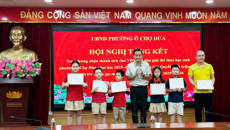 88 vận động viên được trao chứng nhận thành tích thi đấu giải thể thao học sinh phường Ô Chợ Dừa năm học 2025- 2026- Ảnh 10.