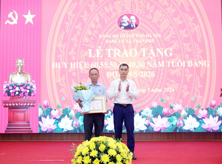 Đảng ủy xã Trần Phú đã long trọng tổ chức Lễ trao tặng Huy hiệu Đảng đợt 19/5- Ảnh 6.