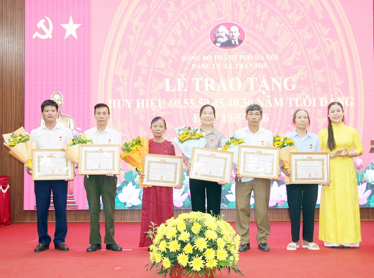 Đảng ủy xã Trần Phú đã long trọng tổ chức Lễ trao tặng Huy hiệu Đảng đợt 19/5- Ảnh 7.