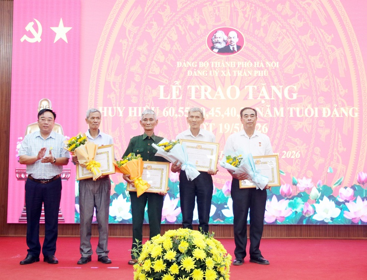Đảng ủy xã Trần Phú đã long trọng tổ chức Lễ trao tặng Huy hiệu Đảng đợt 19/5- Ảnh 5.