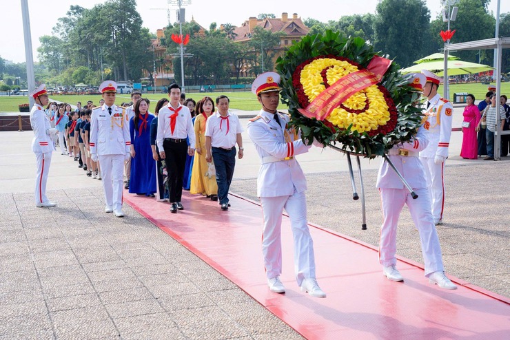 Tuổi trẻ Phường Ô Chợ Dừa báo công dâng Bác tại Lăng Chủ tịch Hồ Chí Minh- Ảnh 2.