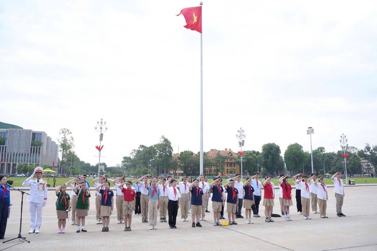 Tuổi trẻ Phường Ô Chợ Dừa báo công dâng Bác tại Lăng Chủ tịch Hồ Chí Minh- Ảnh 1.