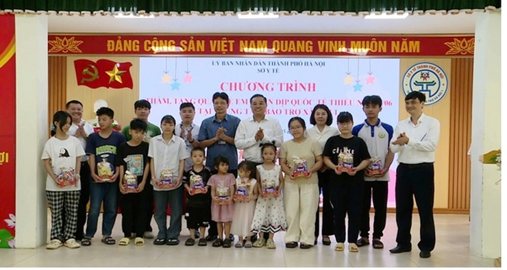 Sở Y tế Hà Nội thăm, tặng quà trẻ em tại Trung tâm Bảo trợ xã hội 1 Hà Nội nhân dịp Tết Thiếu nhi 1/6- Ảnh 1.
