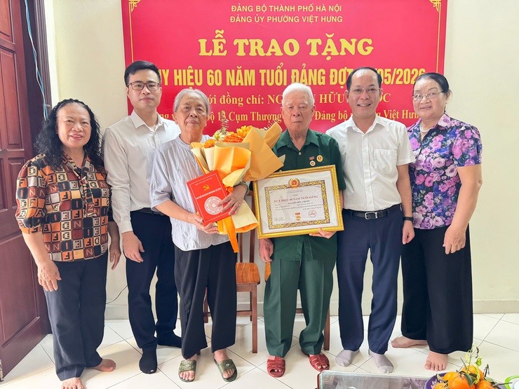 Đảng uỷ phường Việt Hưng tổ chức trao Huy hiệu Đảng đợt 19/5 tại nhà cho các Đảng viên cao tuổi.- Ảnh 3.