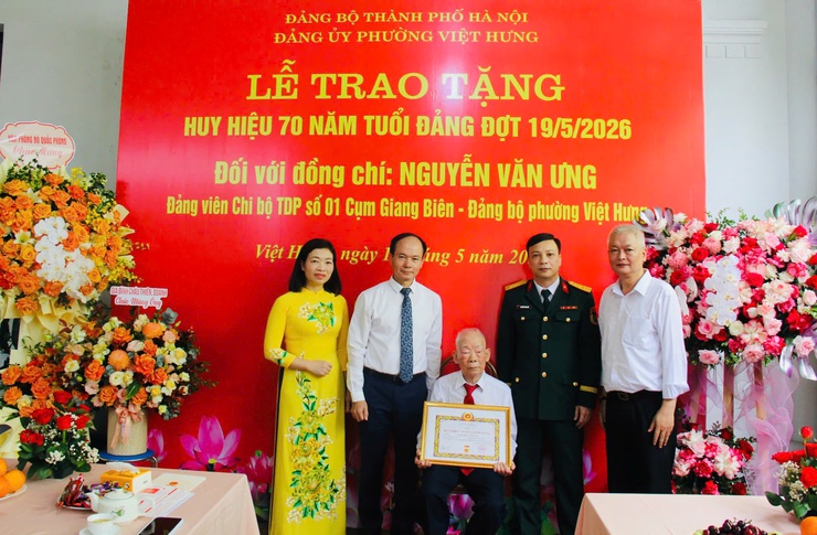 Đảng uỷ phường Việt Hưng tổ chức trao Huy hiệu Đảng đợt 19/5 tại nhà cho các Đảng viên cao tuổi.- Ảnh 1.