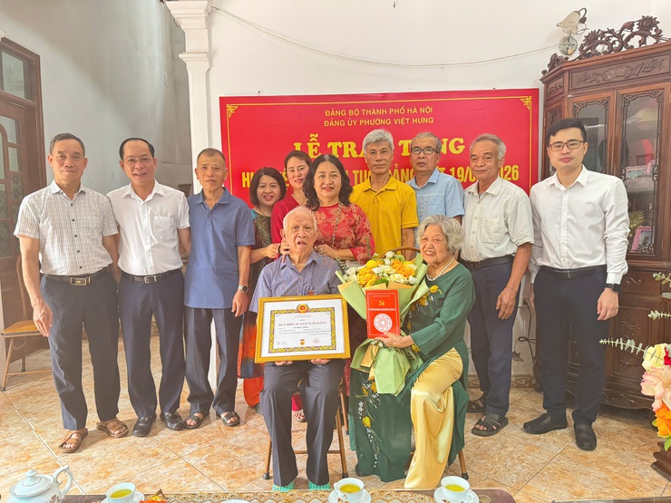 Đảng uỷ phường Việt Hưng tổ chức trao Huy hiệu Đảng đợt 19/5 tại nhà cho các Đảng viên cao tuổi.- Ảnh 2.