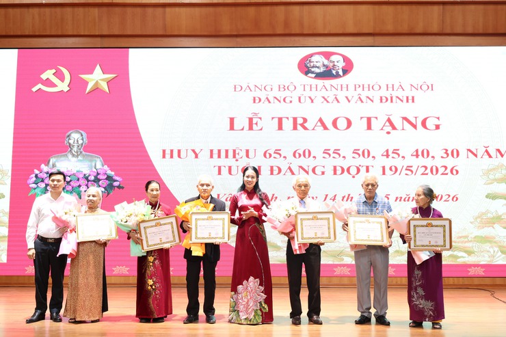 Xã Vân Đình tổ chức trao tặng Huy hiệu Đảng đợt 19/5- Ảnh 1.
