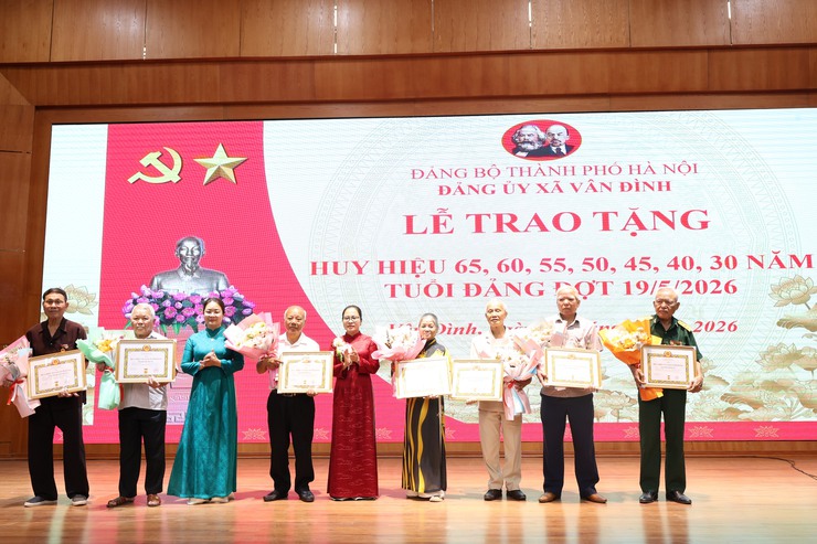 Xã Vân Đình tổ chức trao tặng Huy hiệu Đảng đợt 19/5- Ảnh 3.