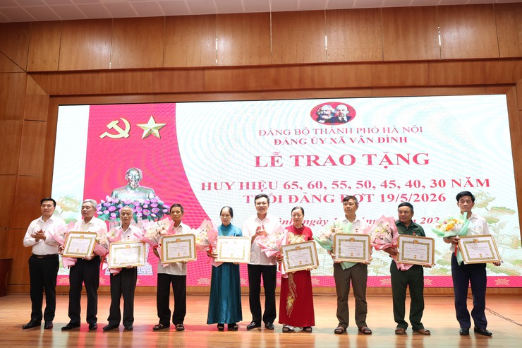 Xã Vân Đình tổ chức trao tặng Huy hiệu Đảng đợt 19/5- Ảnh 4.