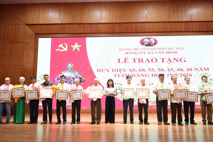 Xã Vân Đình tổ chức trao tặng Huy hiệu Đảng đợt 19/5- Ảnh 5.