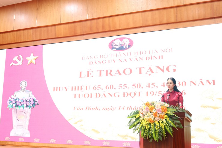 Xã Vân Đình tổ chức trao tặng Huy hiệu Đảng đợt 19/5- Ảnh 2.