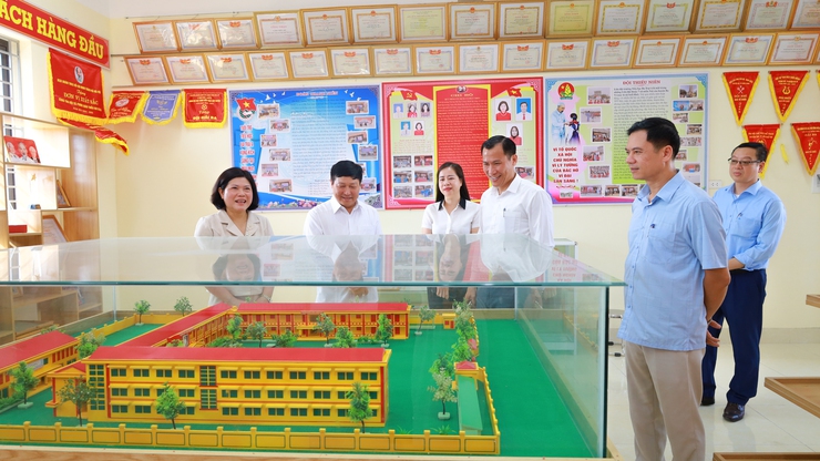 Đoàn giám sát Ủy ban MTTQ Việt Nam thành phố Hà Nội làm việc tại xã Suối Hai về Chương trình mục tiêu quốc gia vùng đồng bào dân tộc thiểu số và miền núi- Ảnh 7.