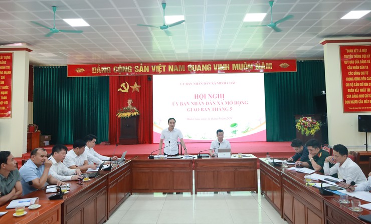 UBND xã Minh Châu tổ chức hội nghị giao ban các nhiệm vụ trọng tâm tháng 5, triển khai nhiệm vụ trong thời gian tới.- Ảnh 8.