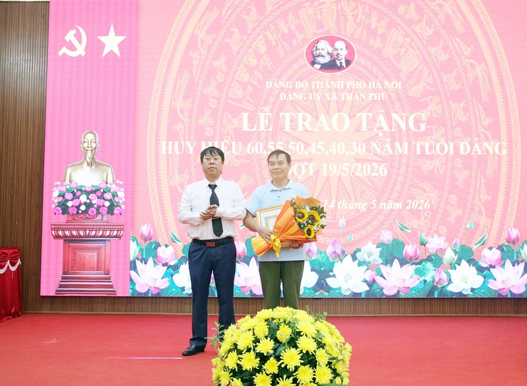 Đảng ủy xã Trần Phú đã long trọng tổ chức Lễ trao tặng Huy hiệu Đảng đợt 19/5- Ảnh 4.