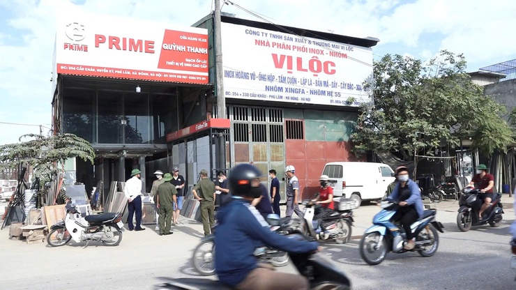 Bình Minh quyết liệt tháo gỡ "điểm nghẽn" trật tự đô thị, trật tự giao thông, vệ sinh môi trường trên tuyến Quốc lộ 21 B- Ảnh 1.