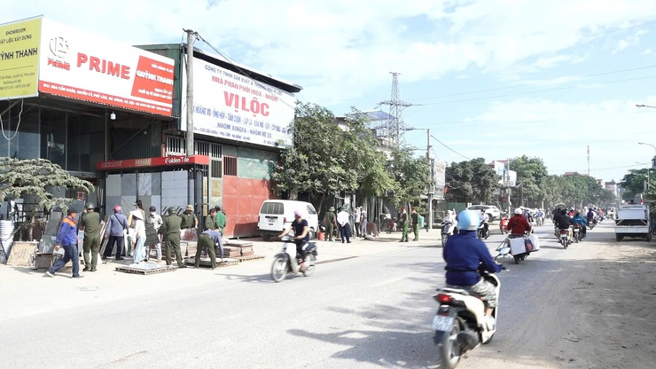 Bình Minh quyết liệt tháo gỡ "điểm nghẽn" trật tự đô thị, trật tự giao thông, vệ sinh môi trường trên tuyến Quốc lộ 21 B- Ảnh 2.