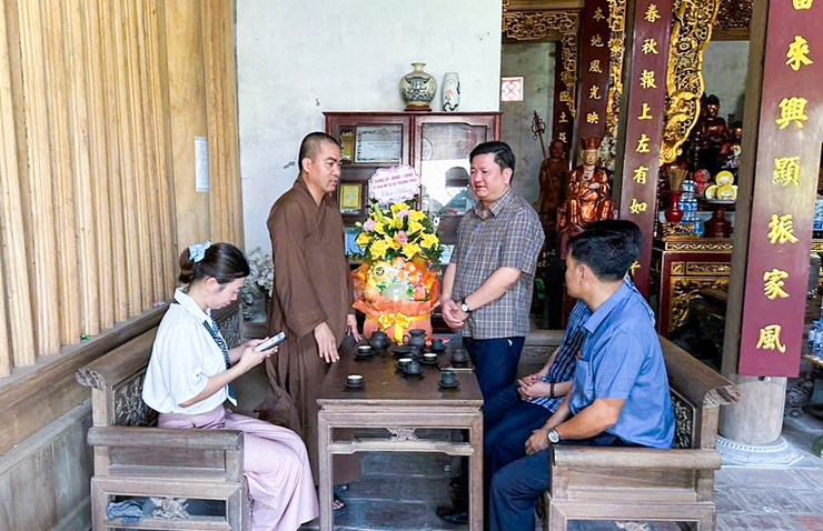 Đồng chí Phó Chủ tịch Thường trực UBND xã Thượng Phúc thăm, chúc mừng Đại lễ Phật đản tại chùa Phúc Lâm- Ảnh 1.