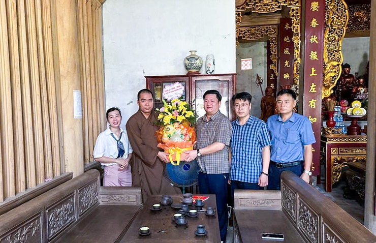 Đồng chí Phó Chủ tịch Thường trực UBND xã Thượng Phúc thăm, chúc mừng Đại lễ Phật đản tại chùa Phúc Lâm- Ảnh 2.